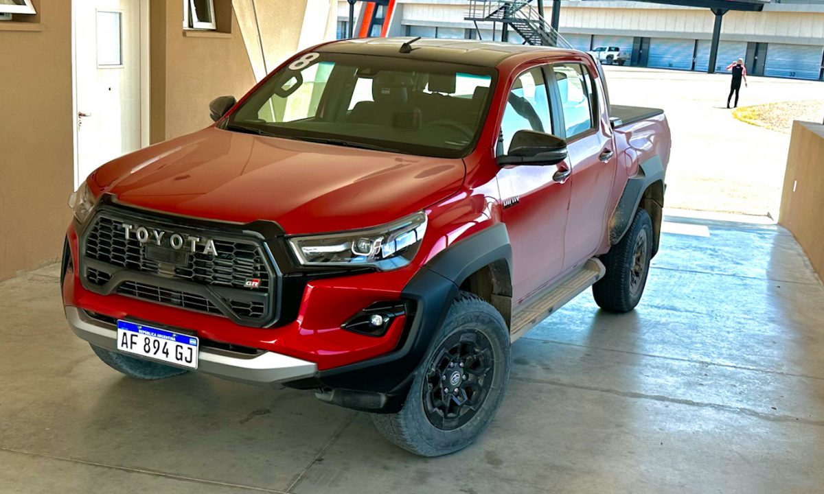 Toyota Hilux GR-Sport [Auto+ / João Brigato]