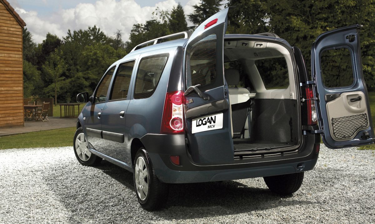 Perua Renault Logan de traseira com as portas aberta foi um carro bizarro baseado em um modelo à venda no Brasil 