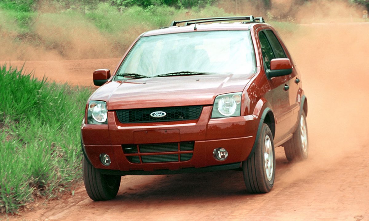 Ford EcoSport vermelho de frente andando na terra