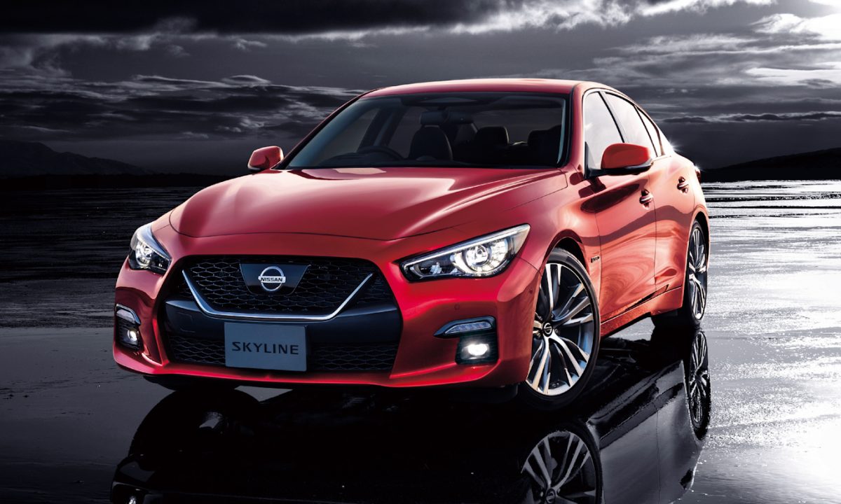 Nissan Skyline vermelho parado de frente