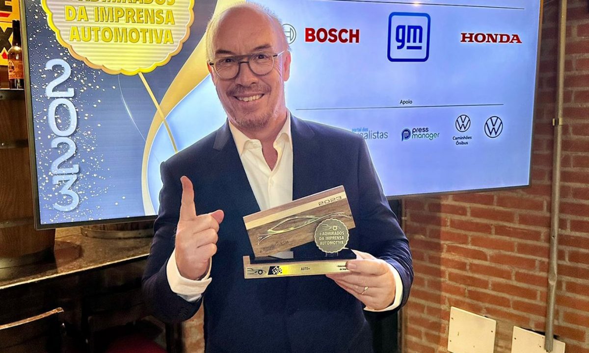 Marcello Sant'Anna com o troféu do Auto+ [divulgação]