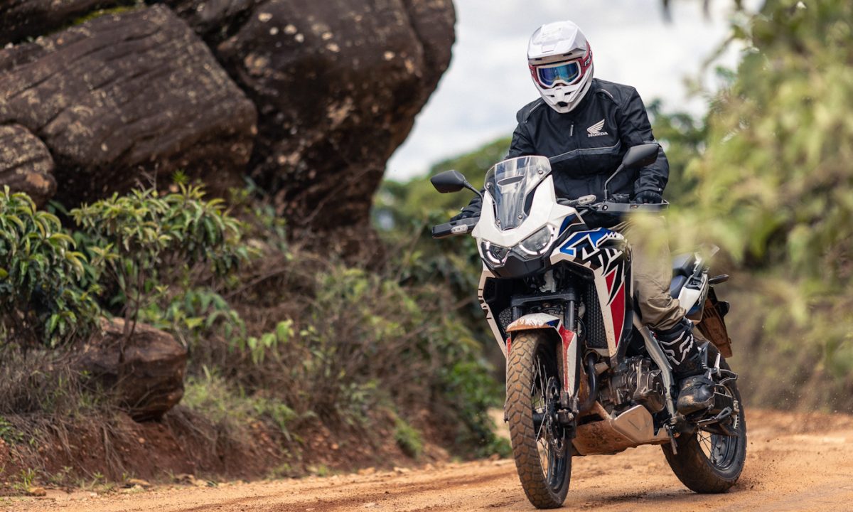 Motos: Honda Africa Twin de frente no off-road