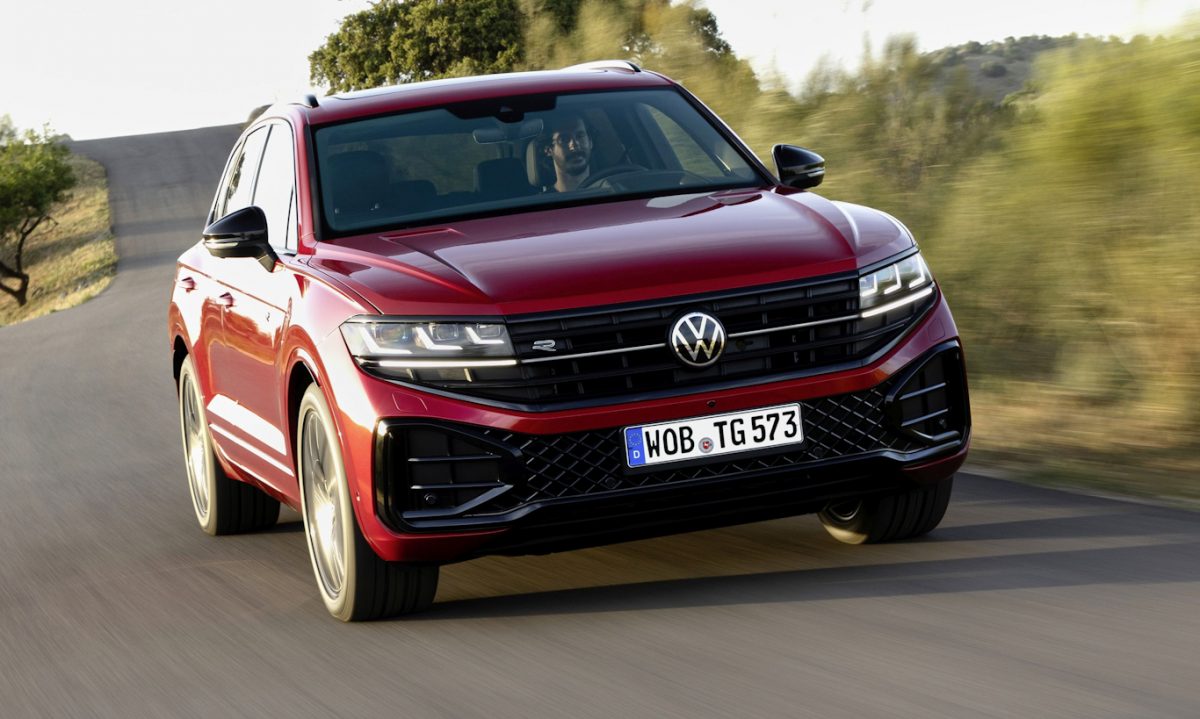 VW Tuareg vermelho de frente