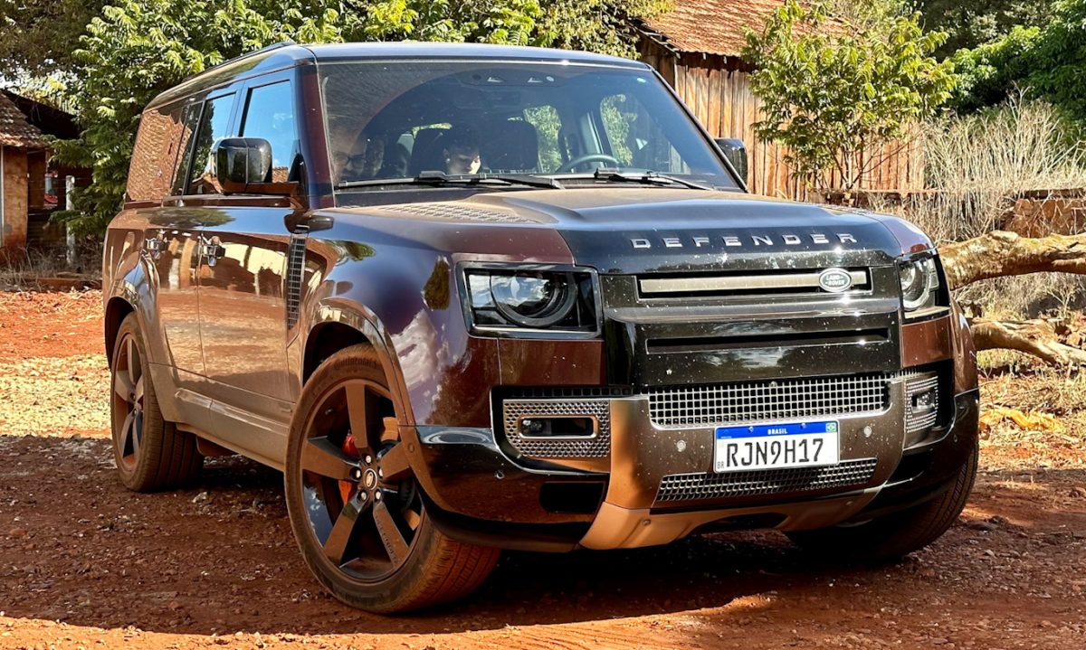 Land Rover Defender 130 [Auto+ / João Brigato]