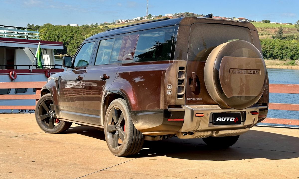 Land Rover Defender 130 parado de traseira