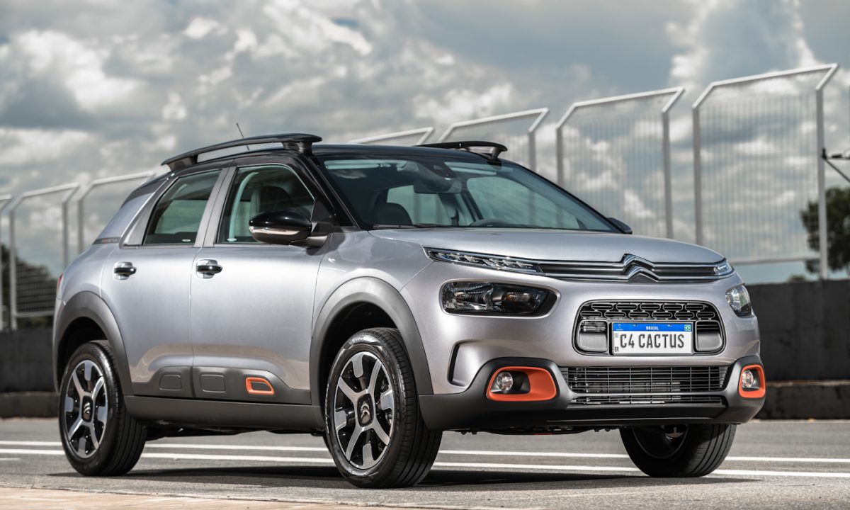 Citroën C4 Cactus 2024 prata parado de frente [divulgação]