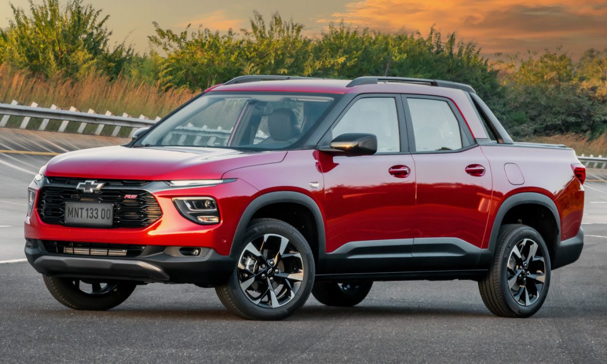 Chevrolet Montana RS 2024 vermelha parada de frente no Campo de Provas da Chevrolet