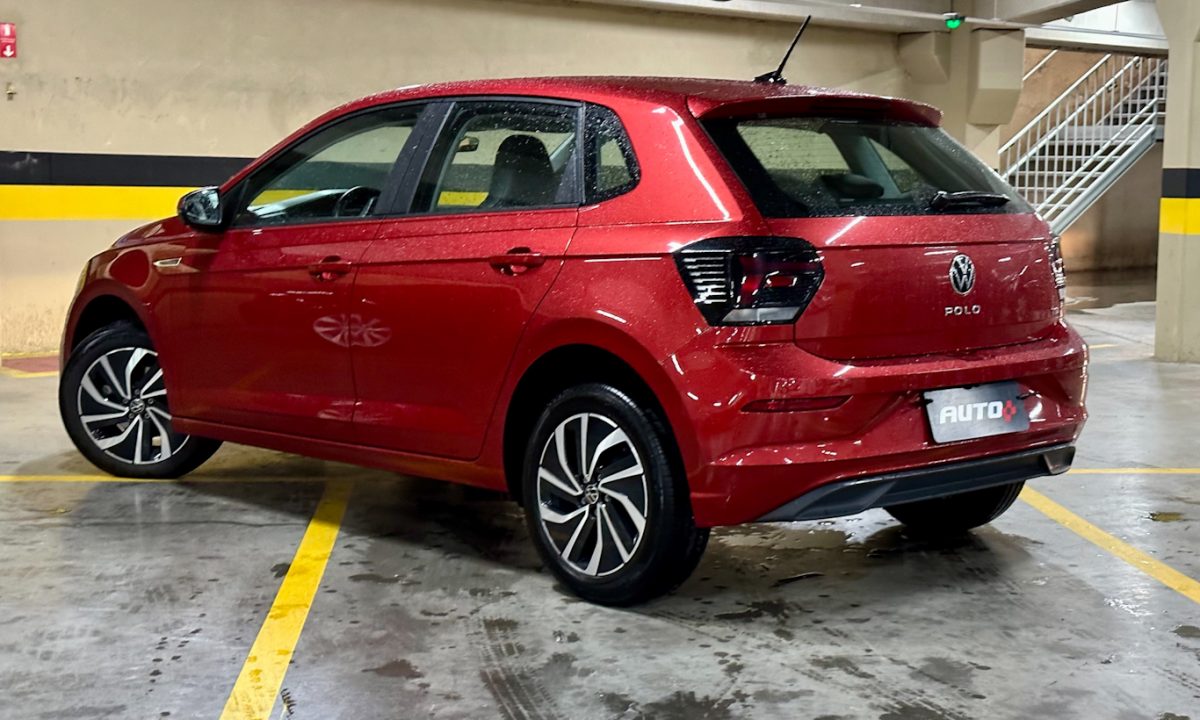 VW Polo Highline vermelho de traseira em um estacionamento