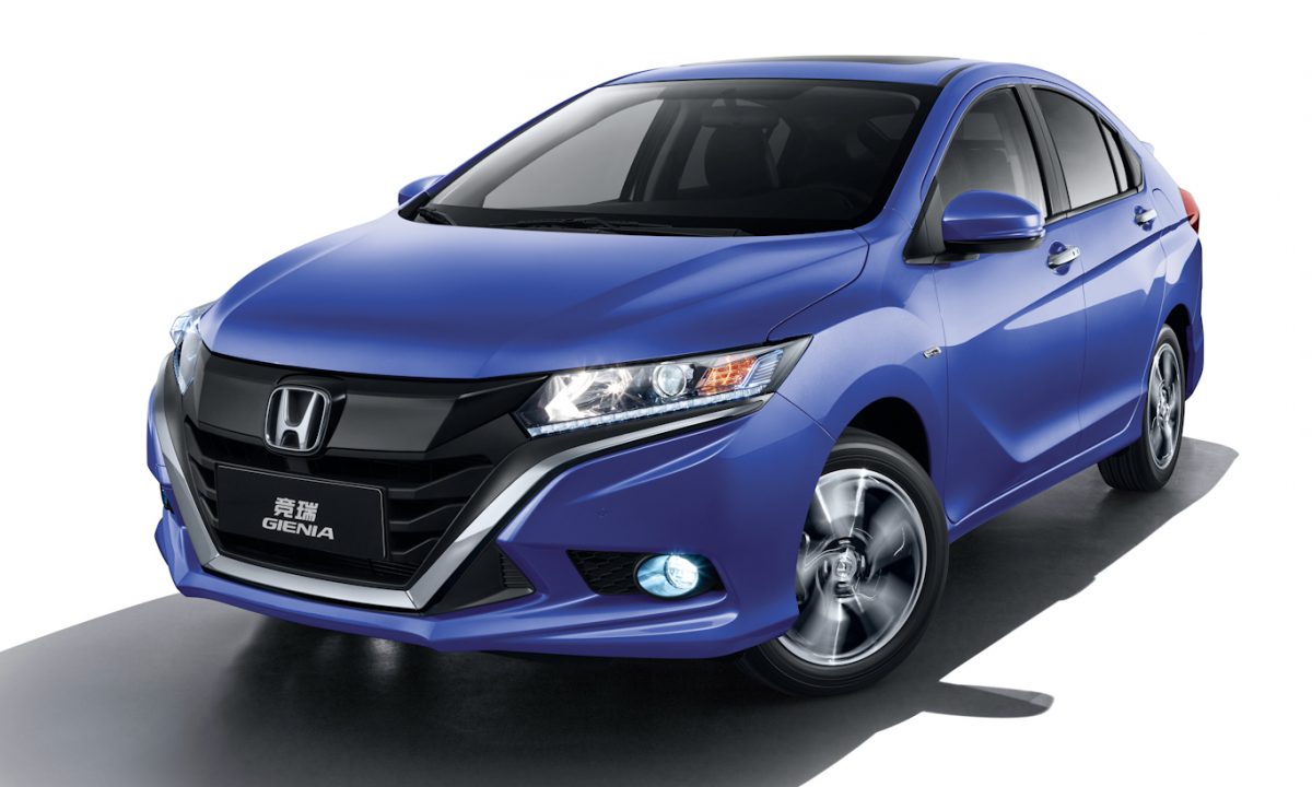 Honda Gienia azul parado de frente em fundo neutro