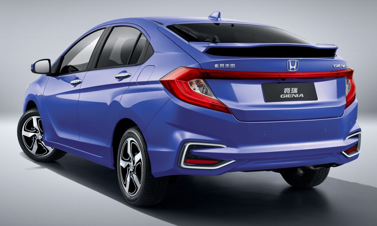 Honda Gienia azul parado de traseira em fundo neutro