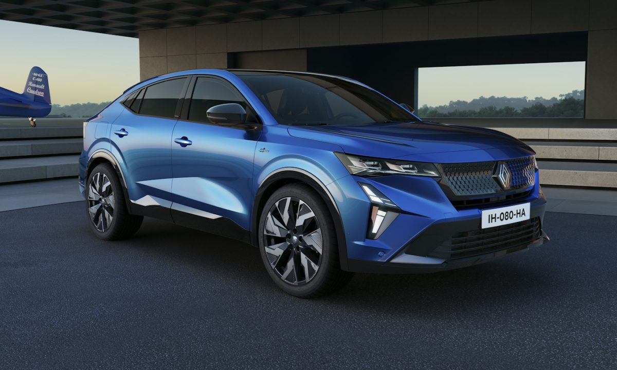 Renault Rafale azul parado de frente