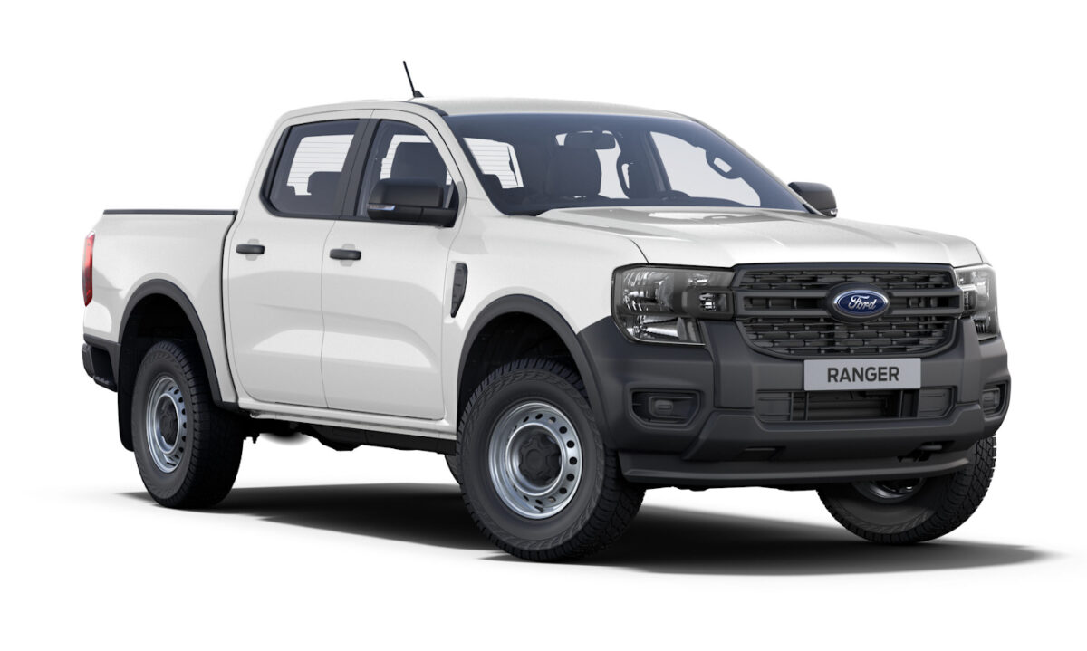 Ford Ranger XL branca parada de frente com fundo neutro