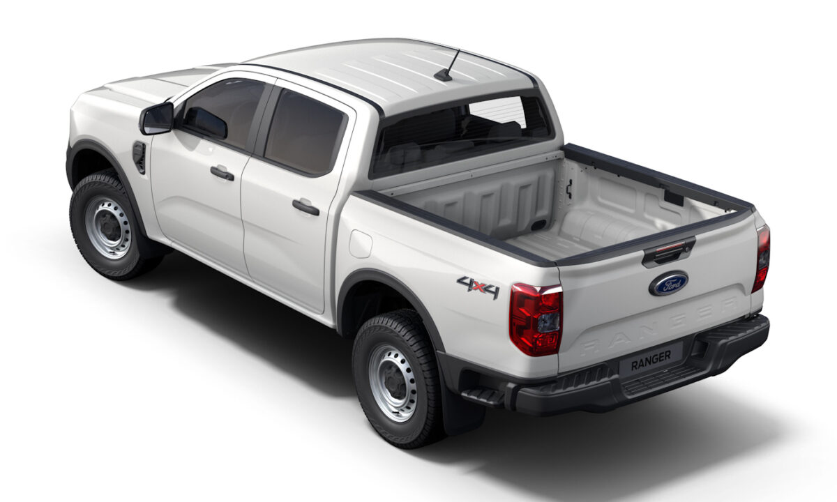 Ford Ranger XL branca parada de traseira com fundo neutro