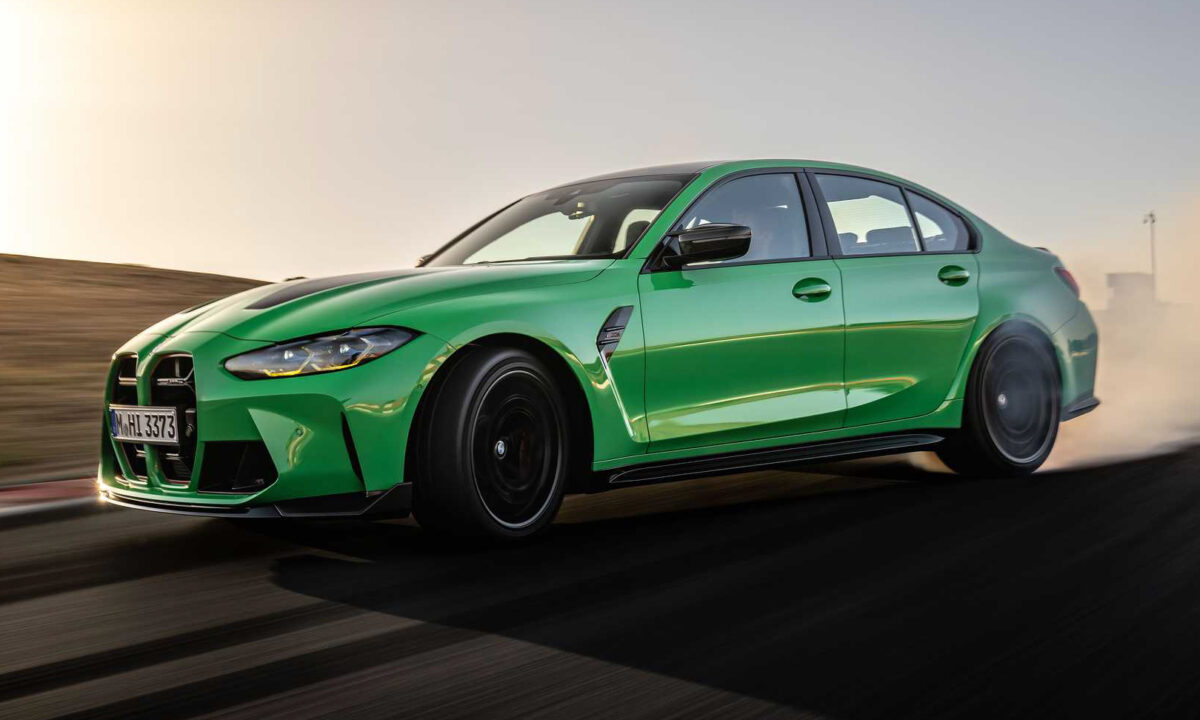bmw m3 verde de frente em uma estrada com por do sol ao fundo