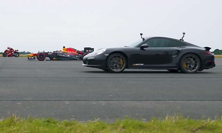 Moto da KTM enfrenta F1 e Porsche 911 [divulgação]