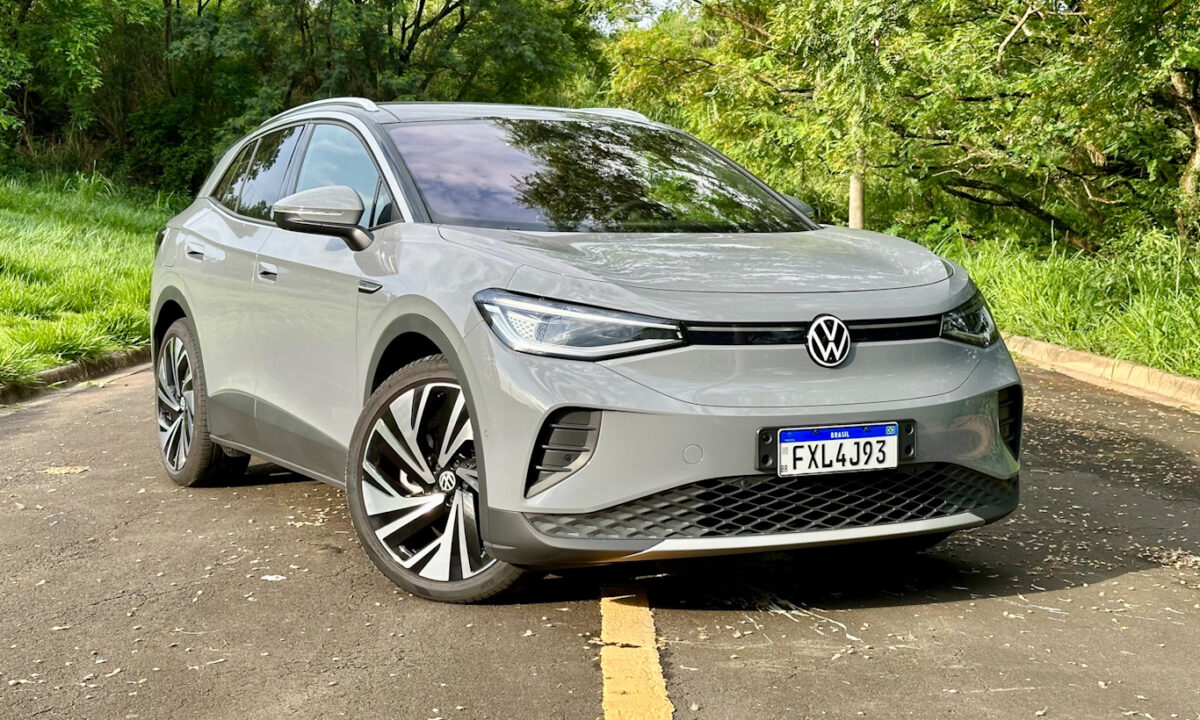 Volkswagen ID.4 cinza em uma floresta