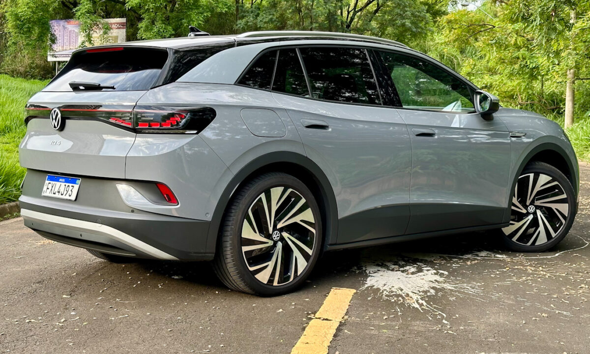Volkswagen ID.4 cinza em uma floresta de traseira