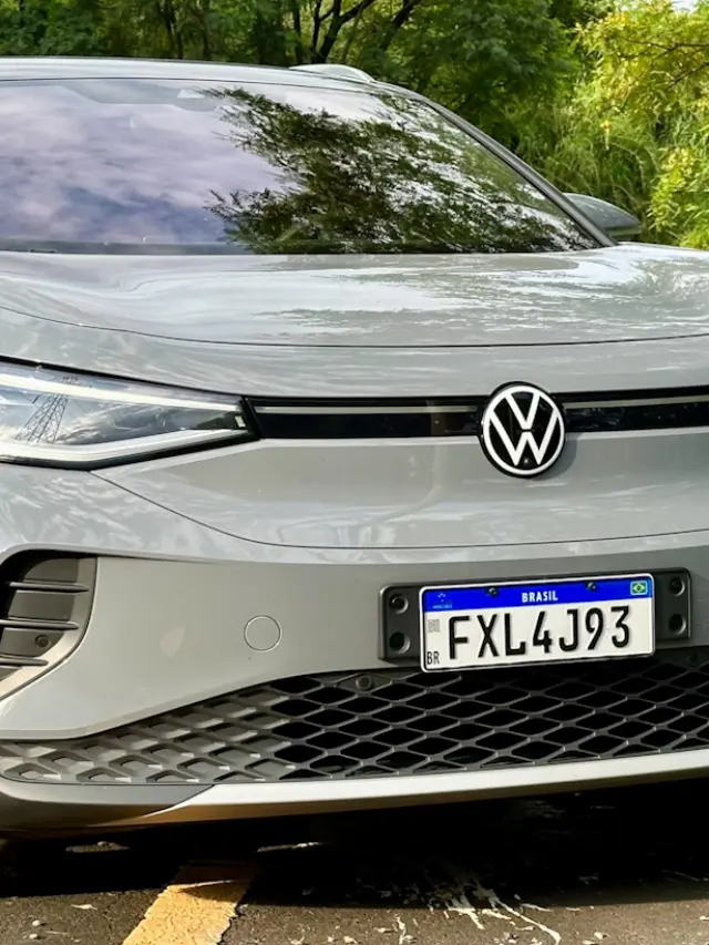 Volkswagen ID.4 cinza parado de dianteira [Auto+ / João Brigato]