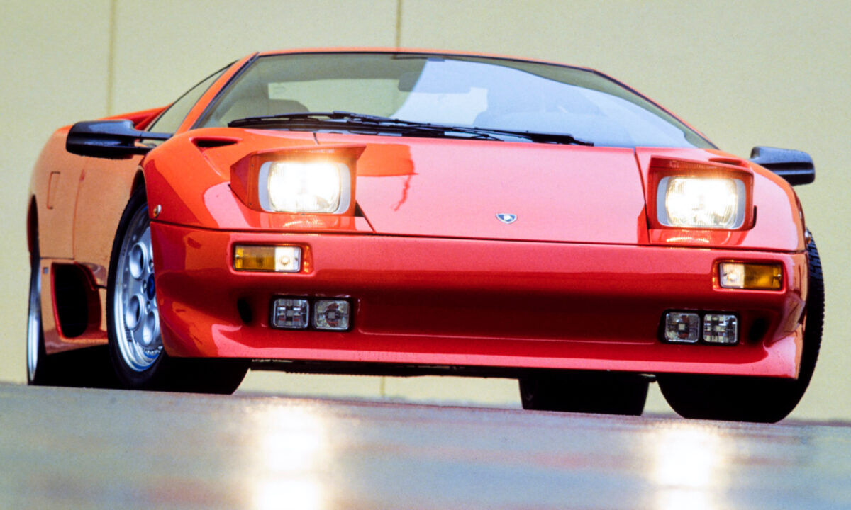 Lamborghini Diablo vermelho parado de frente