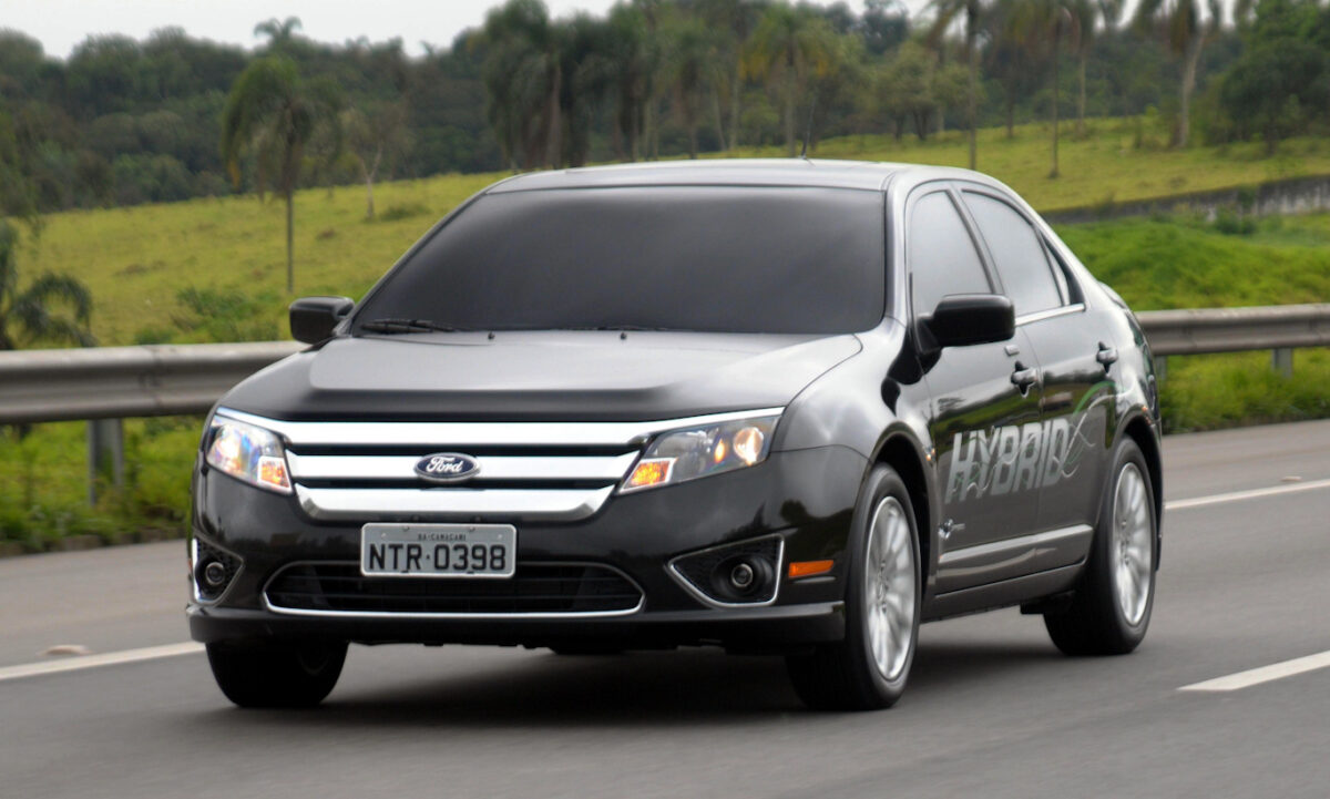 Ford Fusion Hybrid 2010 preto de frente na estrada