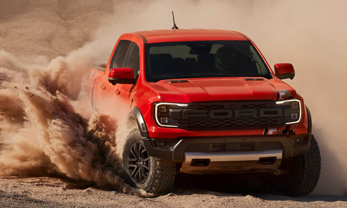Ford Ranger Raptor laranja andando no fora de estrada