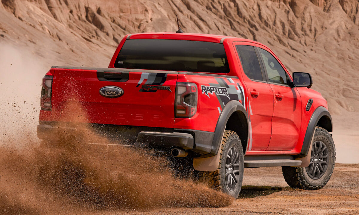Ford Ranger Raptor andando no fora de estrada