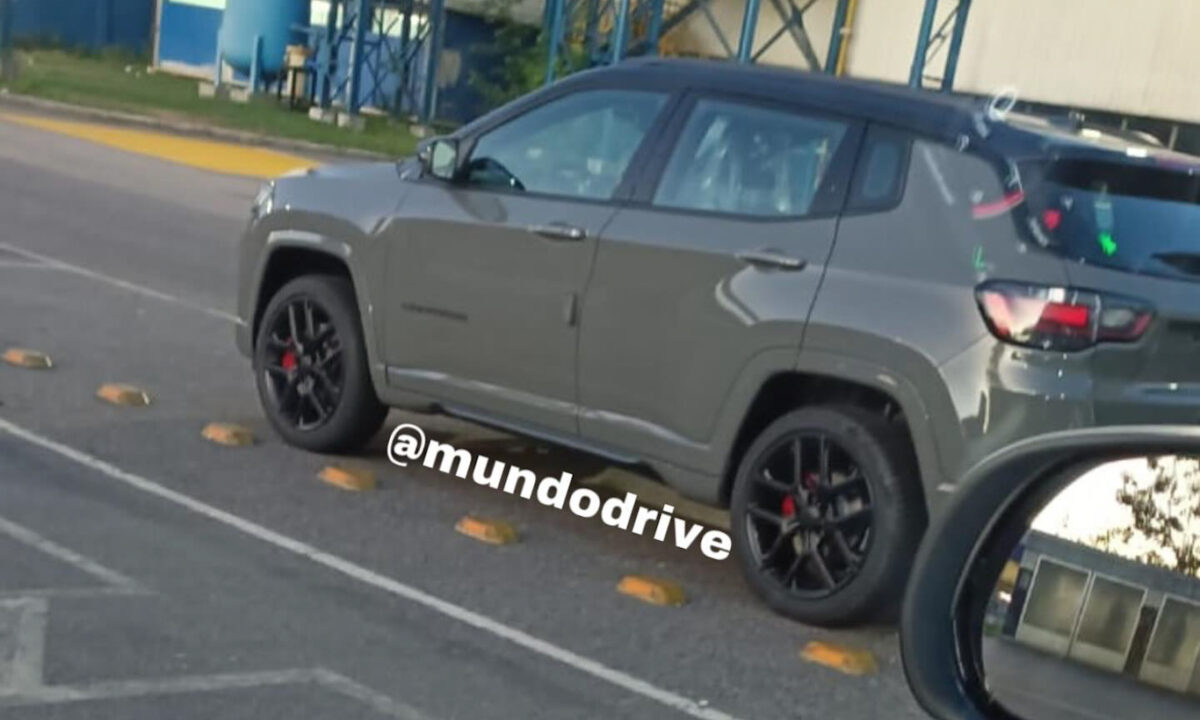 Flagra Jeep Compass BlackHawk [@mundodrive]