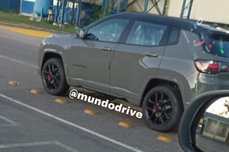 Flagra Jeep Compass BlackHawk [@mundodrive]