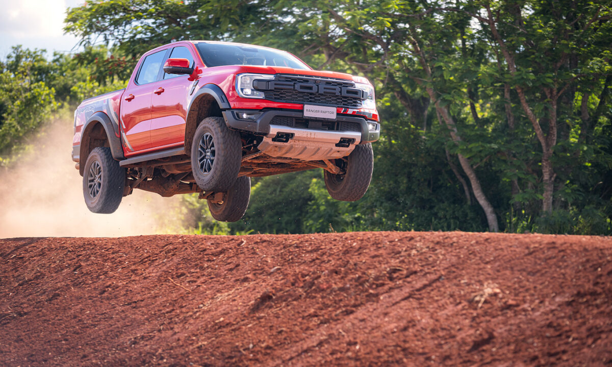 Ford Ranger Raptor laranja saltando no fora de estrada