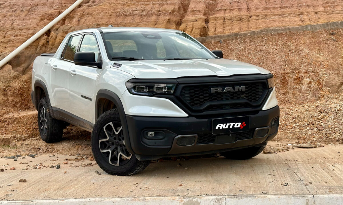 Ram Rampage Rebel branca de frente com um muro de areia ao fundo