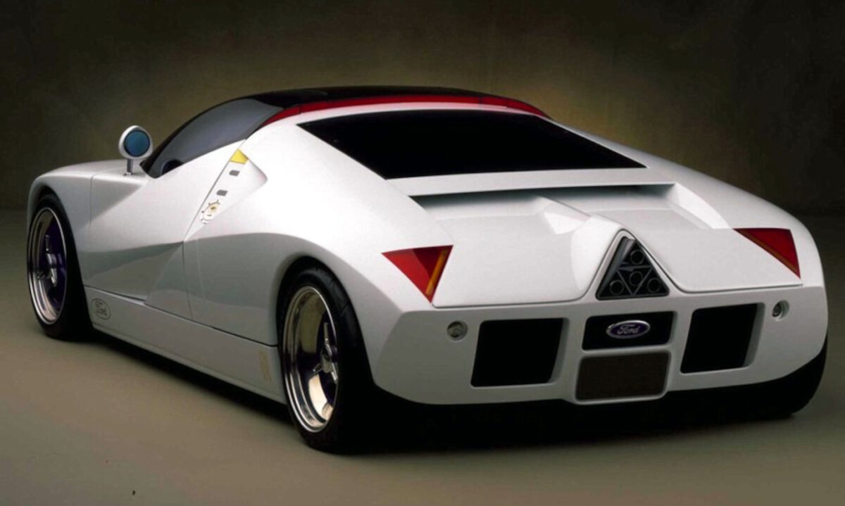 O Ford GT90 foi um carro equipado com aerofólio ativo. Uma evolução à época