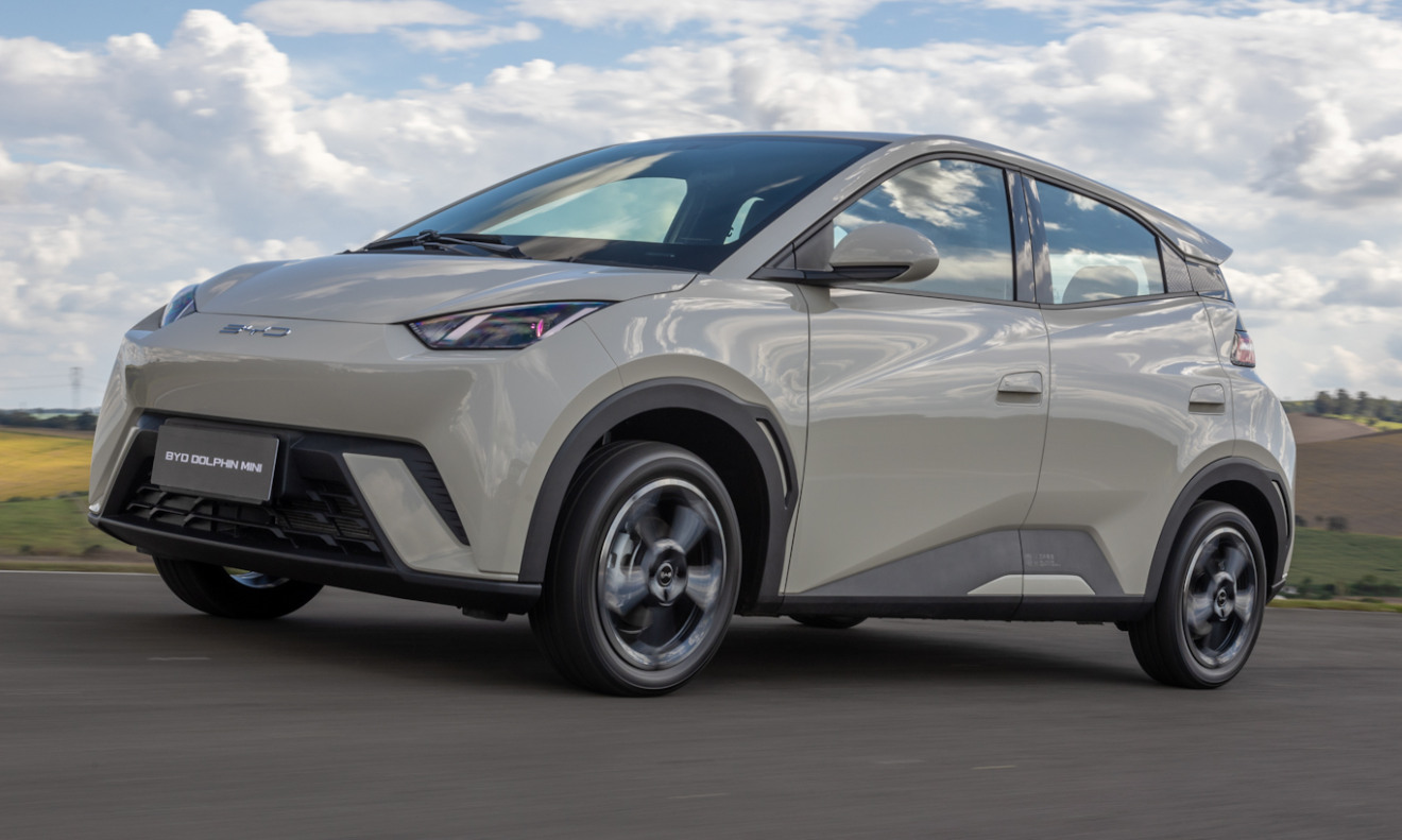 BYD Dolphin Mini bege andando no asfalto é um dos carros que recebem a isenção