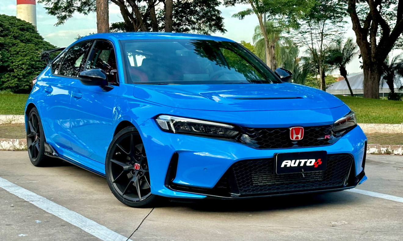Honda Civic Type-R azul parado de frente [Auto+ / João Brigato]