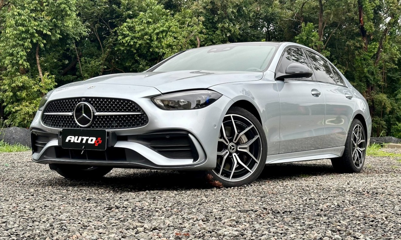 Mercedes-Benz C 300 prata parada de frente com árvores ao fundo