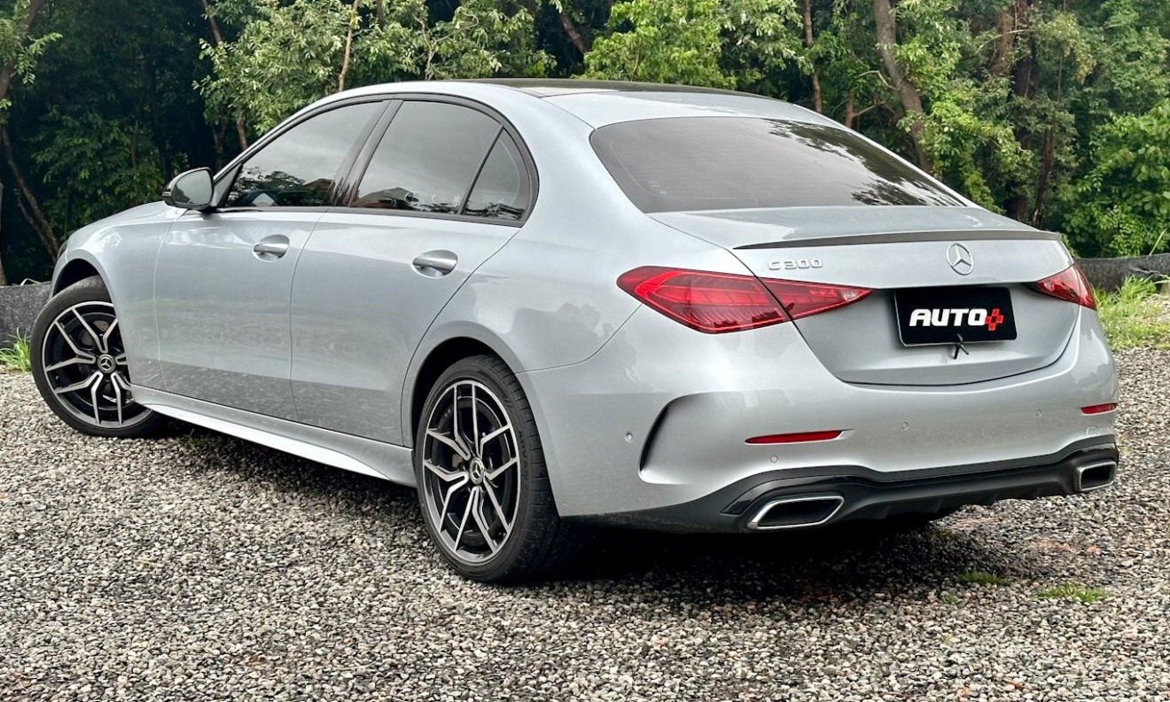 Mercedes-Benz C 300 prata parada de traseira com árvores ao fundo