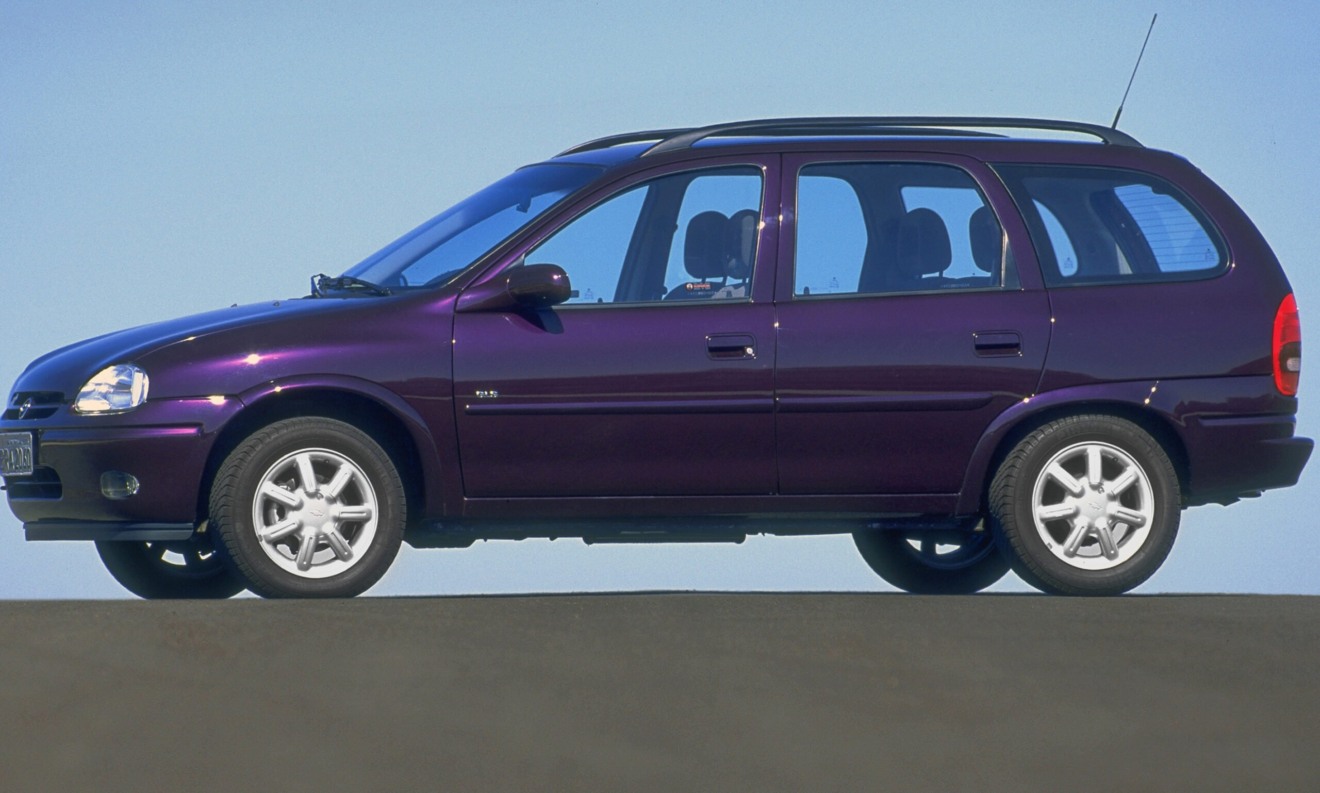 Chevrolet Corsa Wagon roxa parada de lateral 