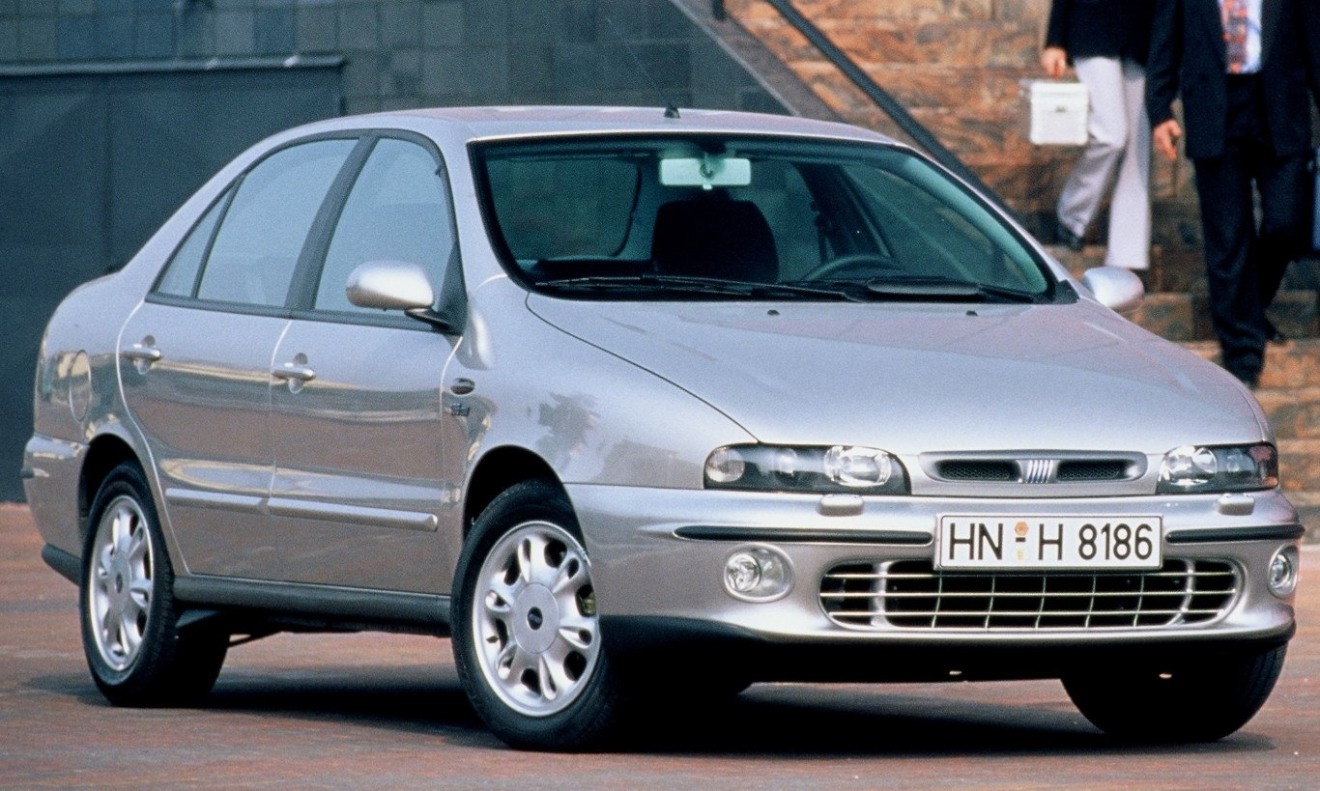 Fiat Marea prata parado de frente