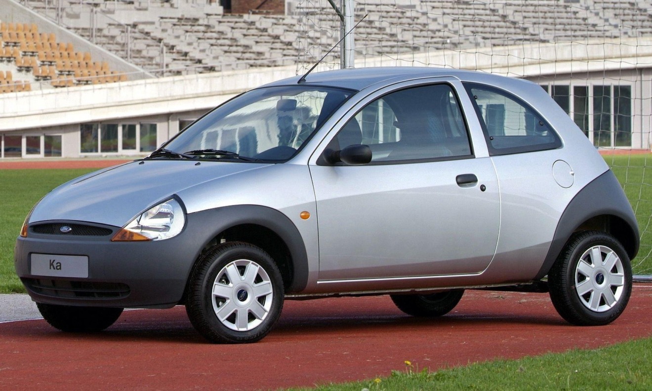 Ford Ka de primeira geração na cor prata com para-choques pretos parado de frente
