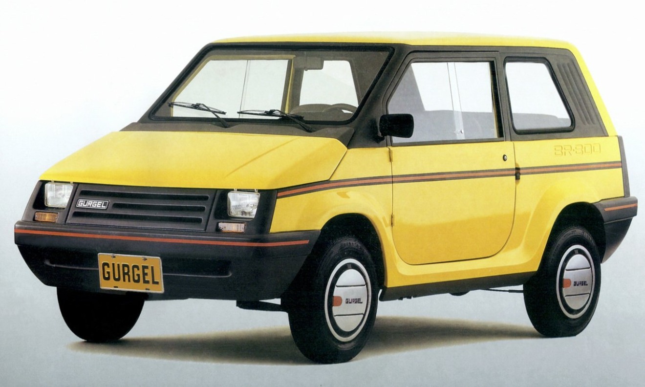 Gurgel BR-800 amarelo parado de frente com fundo branco