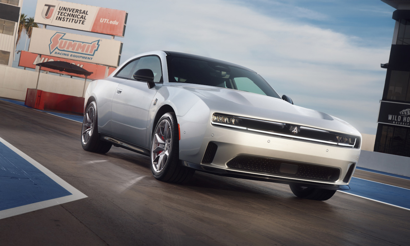 Dodge Charger Daytona prata em uma pista de arrancada