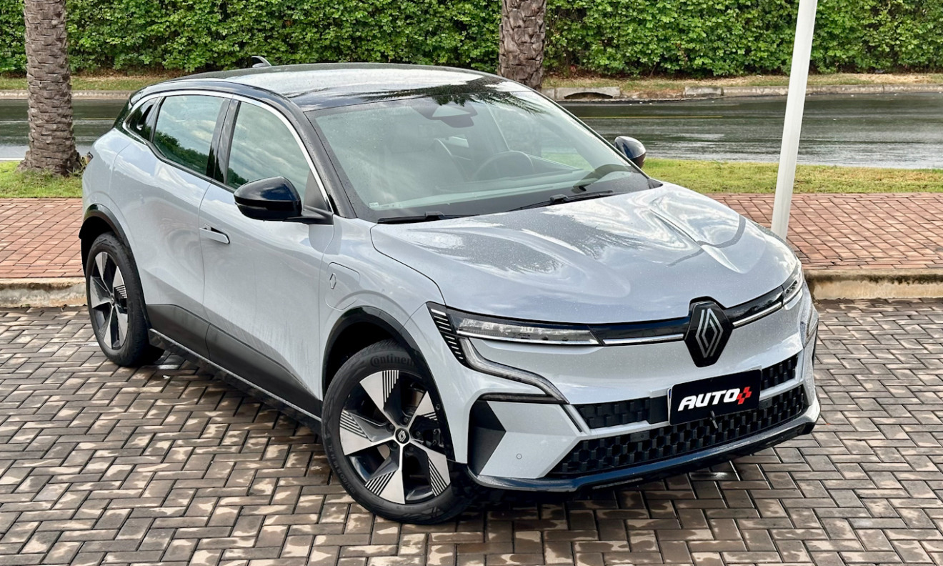 Renault Megane E-Tech prata estacionado de frente e visto de cima 