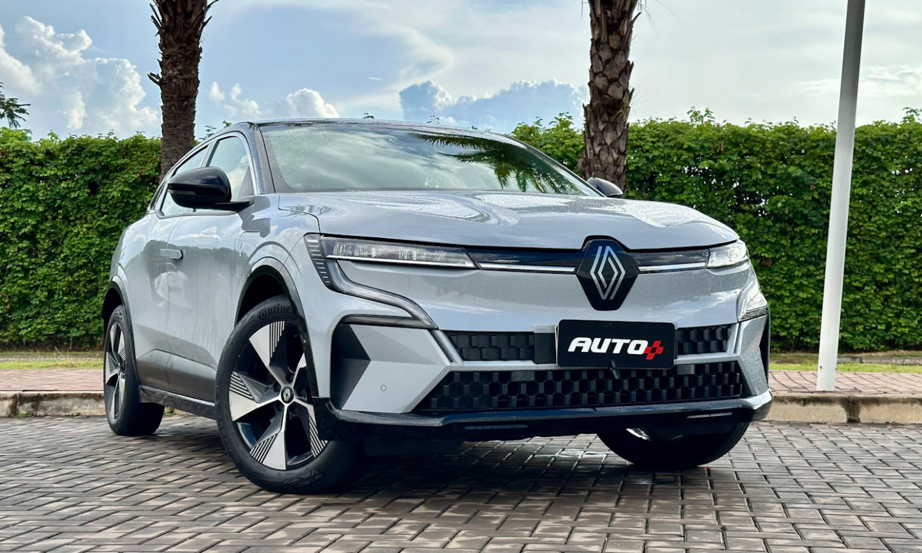 Renault Megane E-Tech prata parado de frente