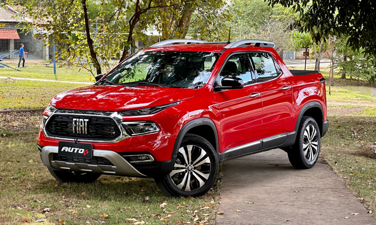 Fiat Toro Volcano diesel vermelha de frente em uma floresta