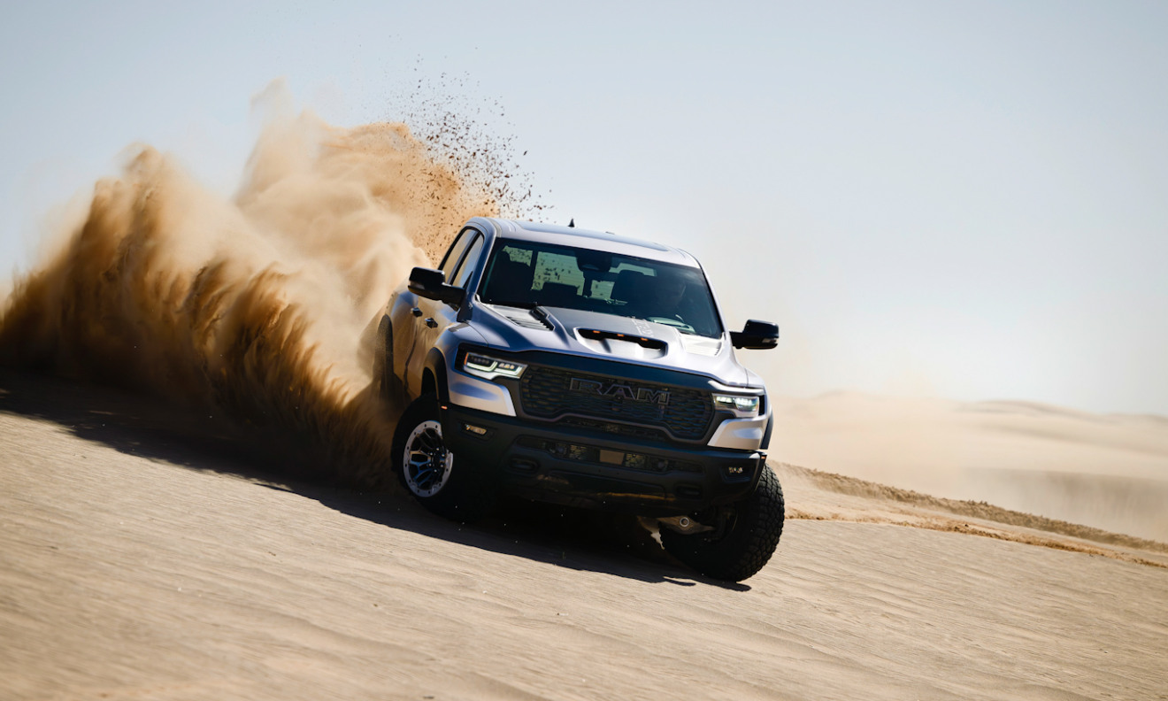 Ram 1500 RHO 2025 prata de frente andando na areia