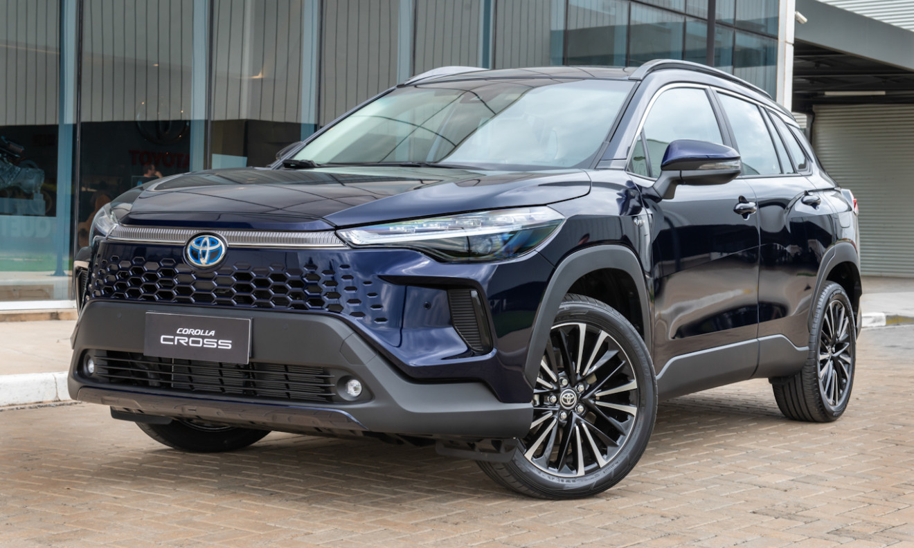 Toyota Corolla Cross XRX Hybrid azul parado de frente com as rodas dianteiras viradas - Isenção de carros híbridos