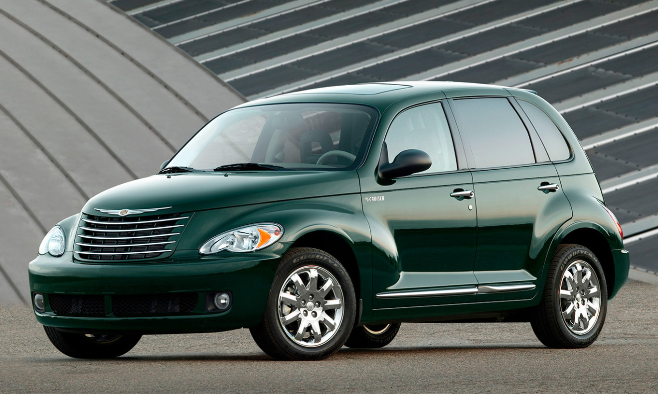 Cyrsler PT Cruiser verde parado de frente é um carro com estilo retrô