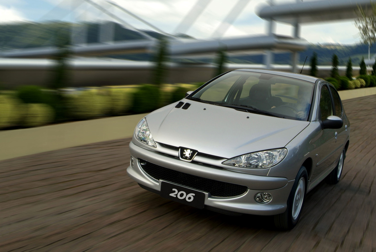 Peugeot 206 Feline prata de frente andando na estrada