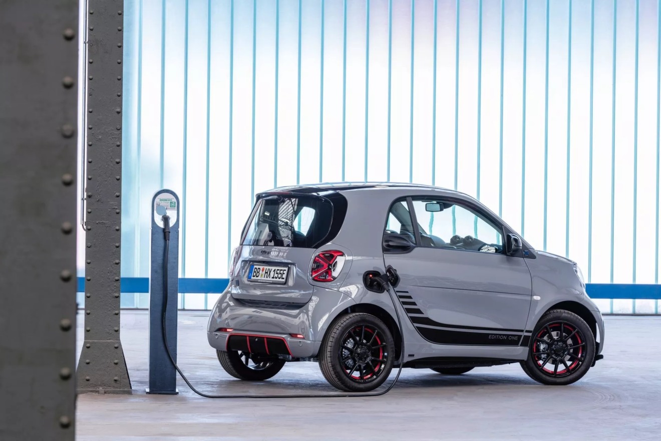 Smart ForTwo cinza carregando