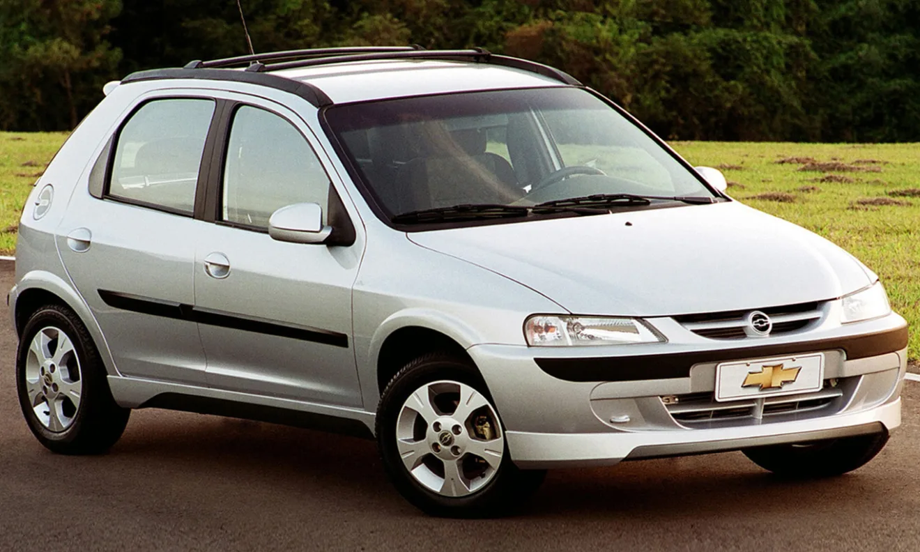Chevrolet Celta prata parado de 3x4 dianteiro é um carro que surpreende ao volante