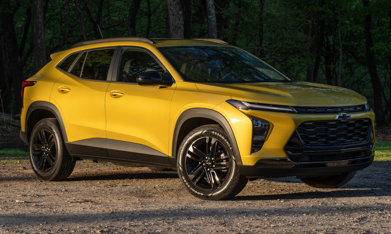 Chevrolet Trax Activ amarelo parado de frente
